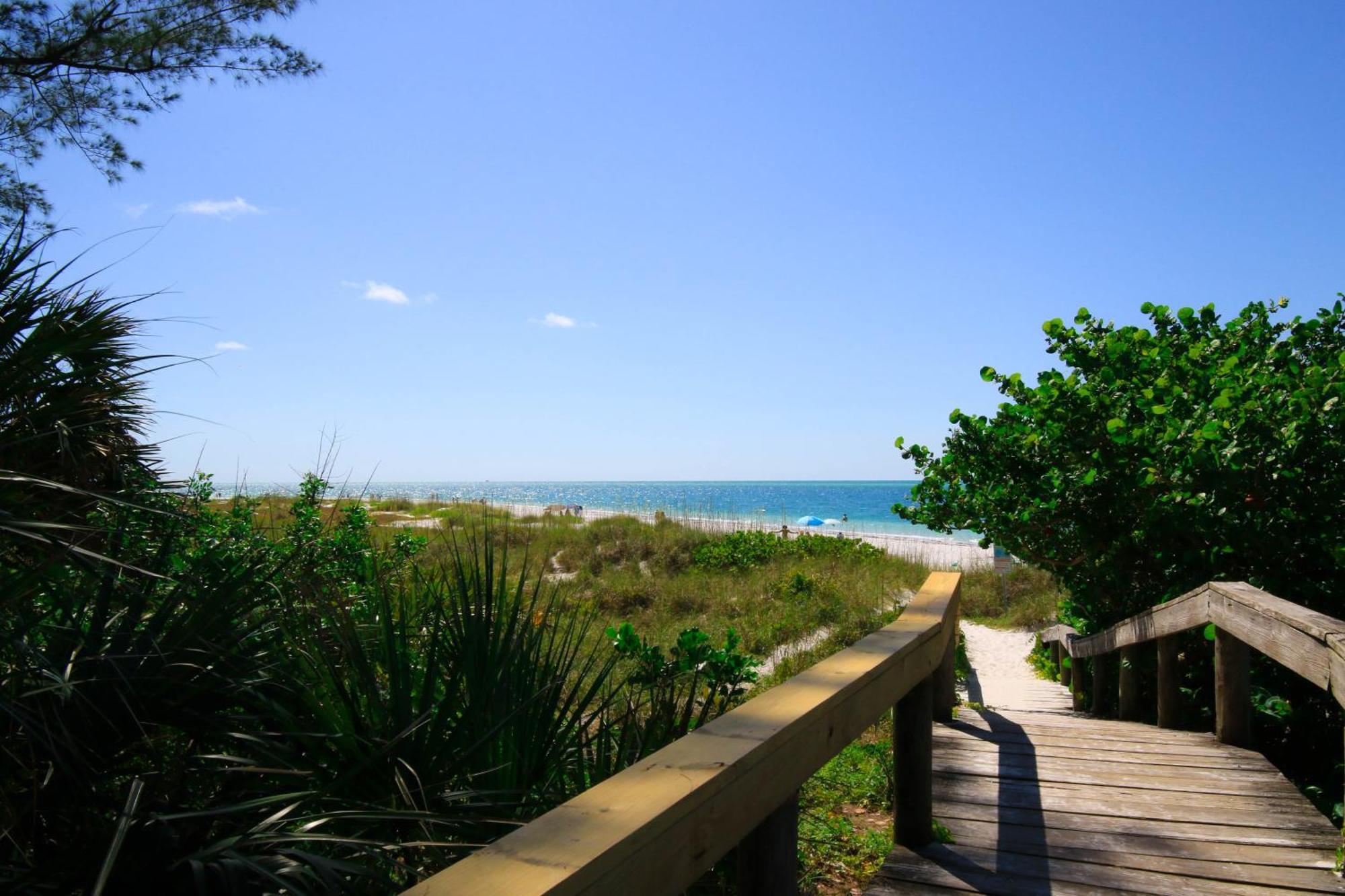 Anna Maria Island Runaway Tropical Dream-One Minute Walk To The Beach-Heated Pool ブレイデントン・ビーチ エクステリア 写真