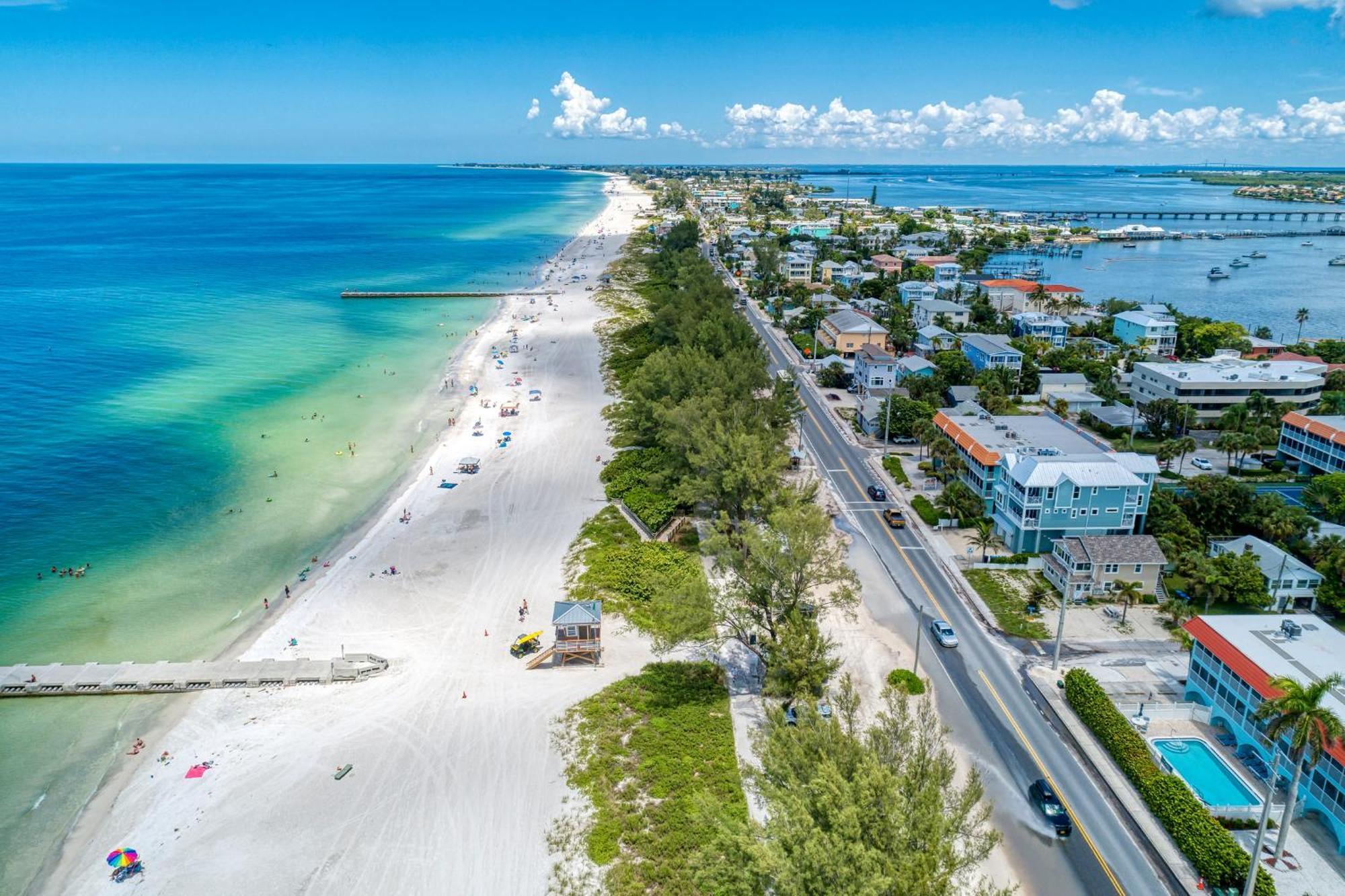 Anna Maria Island Runaway Tropical Dream-One Minute Walk To The Beach-Heated Pool ブレイデントン・ビーチ エクステリア 写真