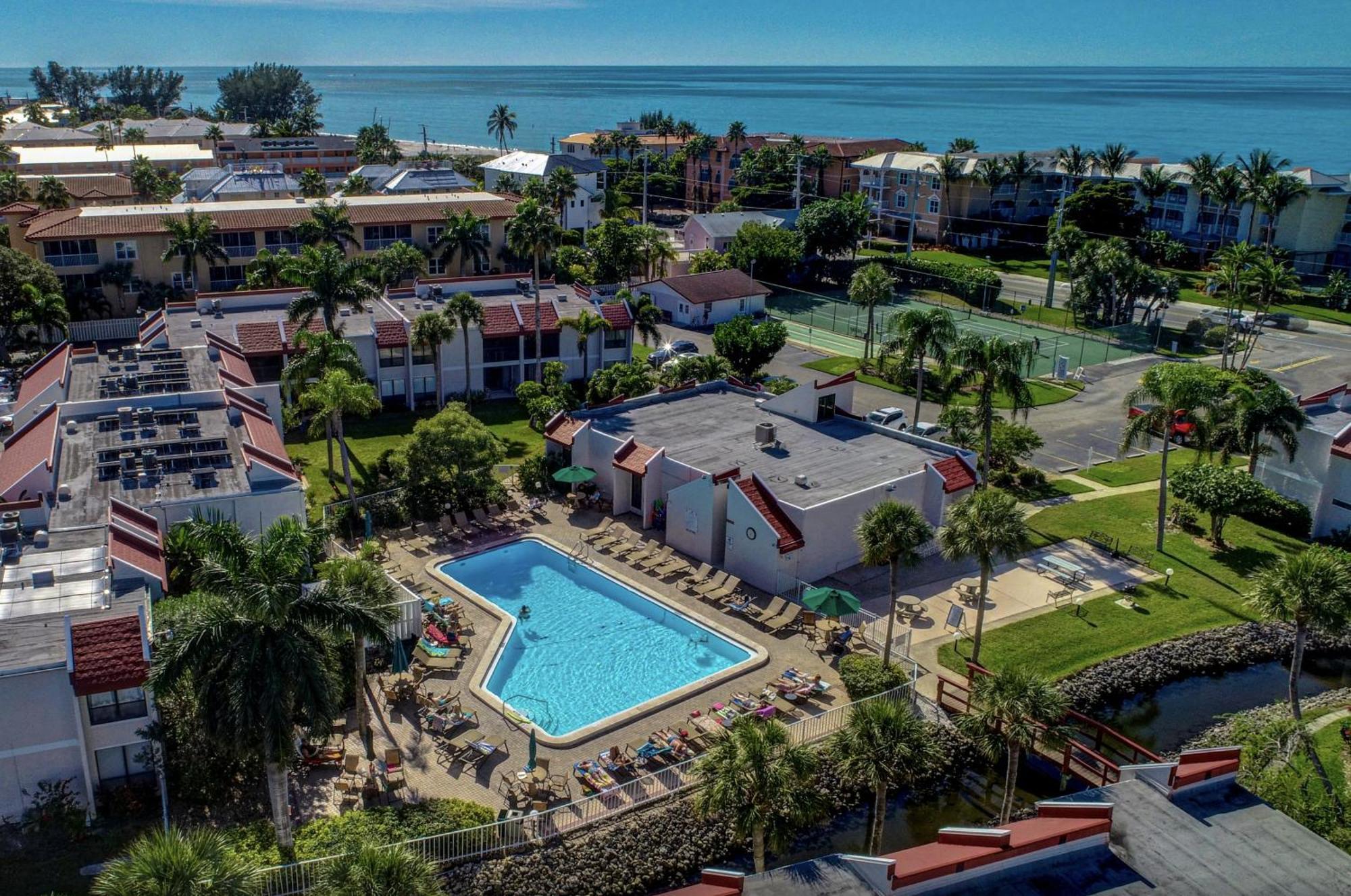 Anna Maria Island Runaway Tropical Dream-One Minute Walk To The Beach-Heated Pool ブレイデントン・ビーチ エクステリア 写真