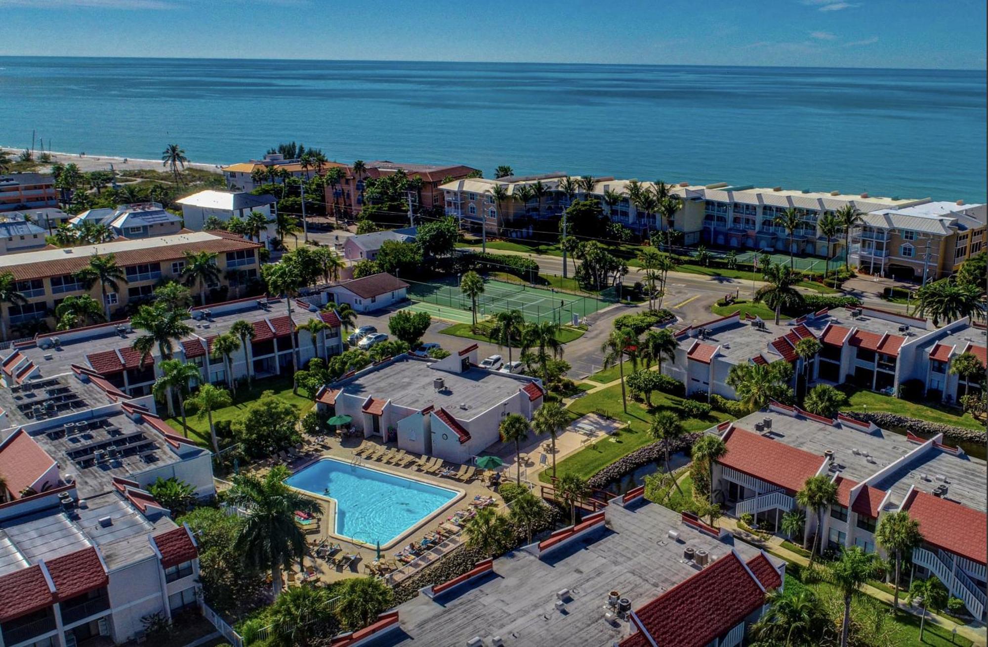 Anna Maria Island Runaway Tropical Dream-One Minute Walk To The Beach-Heated Pool ブレイデントン・ビーチ エクステリア 写真