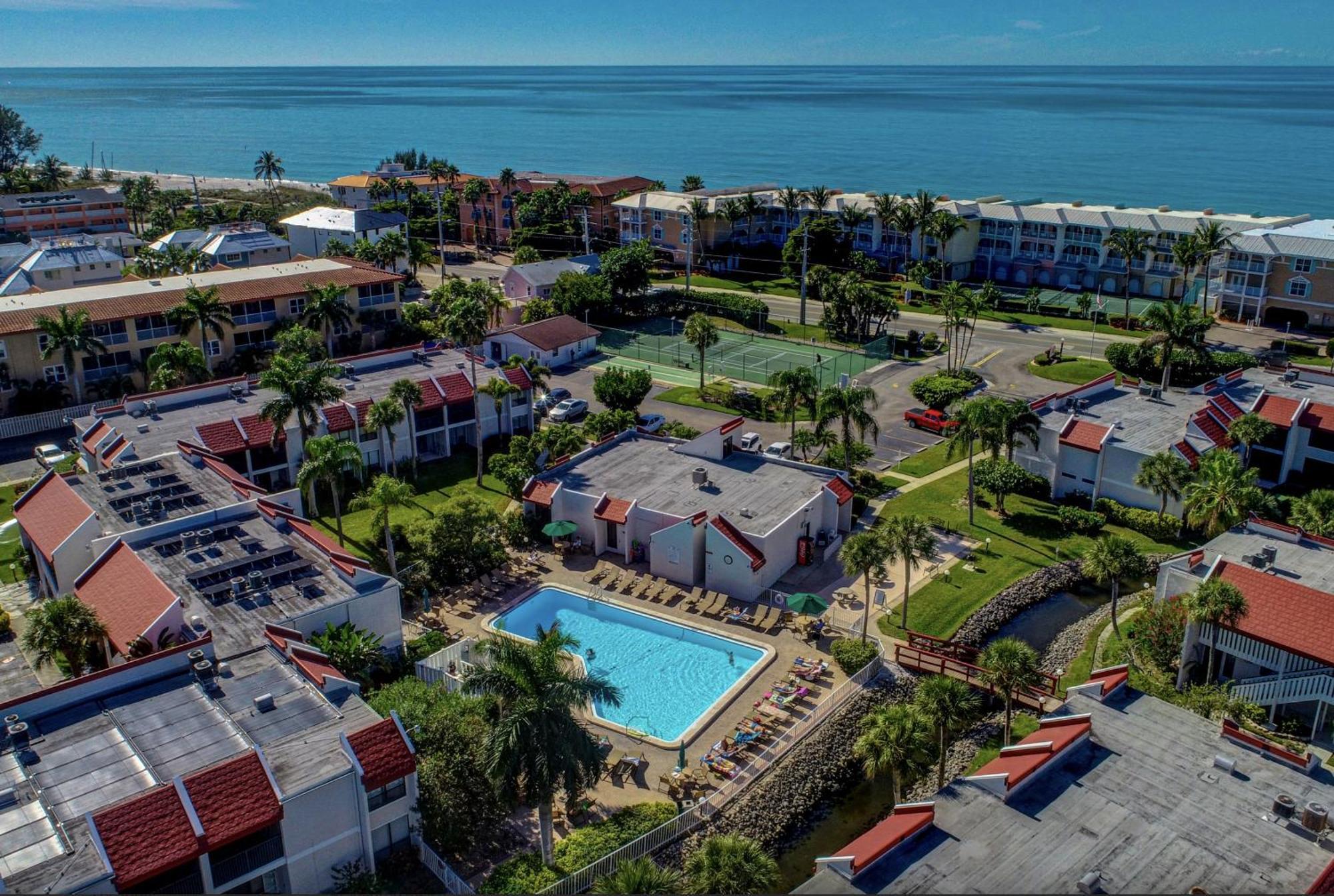 Anna Maria Island Runaway Tropical Dream-One Minute Walk To The Beach-Heated Pool ブレイデントン・ビーチ エクステリア 写真