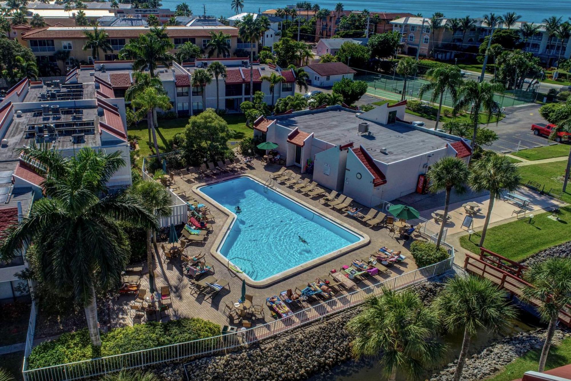 Anna Maria Island Runaway Tropical Dream-One Minute Walk To The Beach-Heated Pool ブレイデントン・ビーチ エクステリア 写真