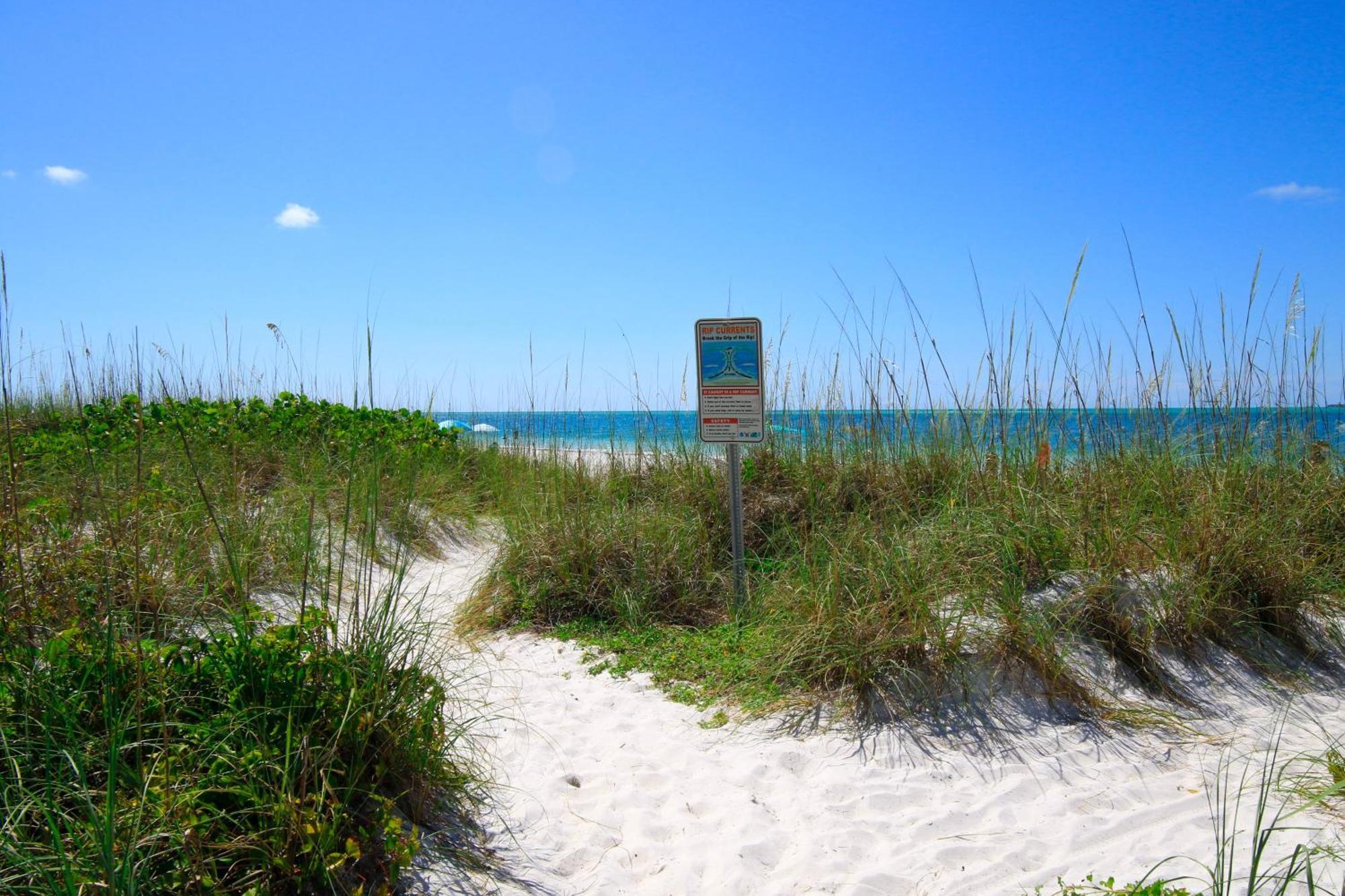 Anna Maria Island Runaway Tropical Dream-One Minute Walk To The Beach-Heated Pool ブレイデントン・ビーチ エクステリア 写真