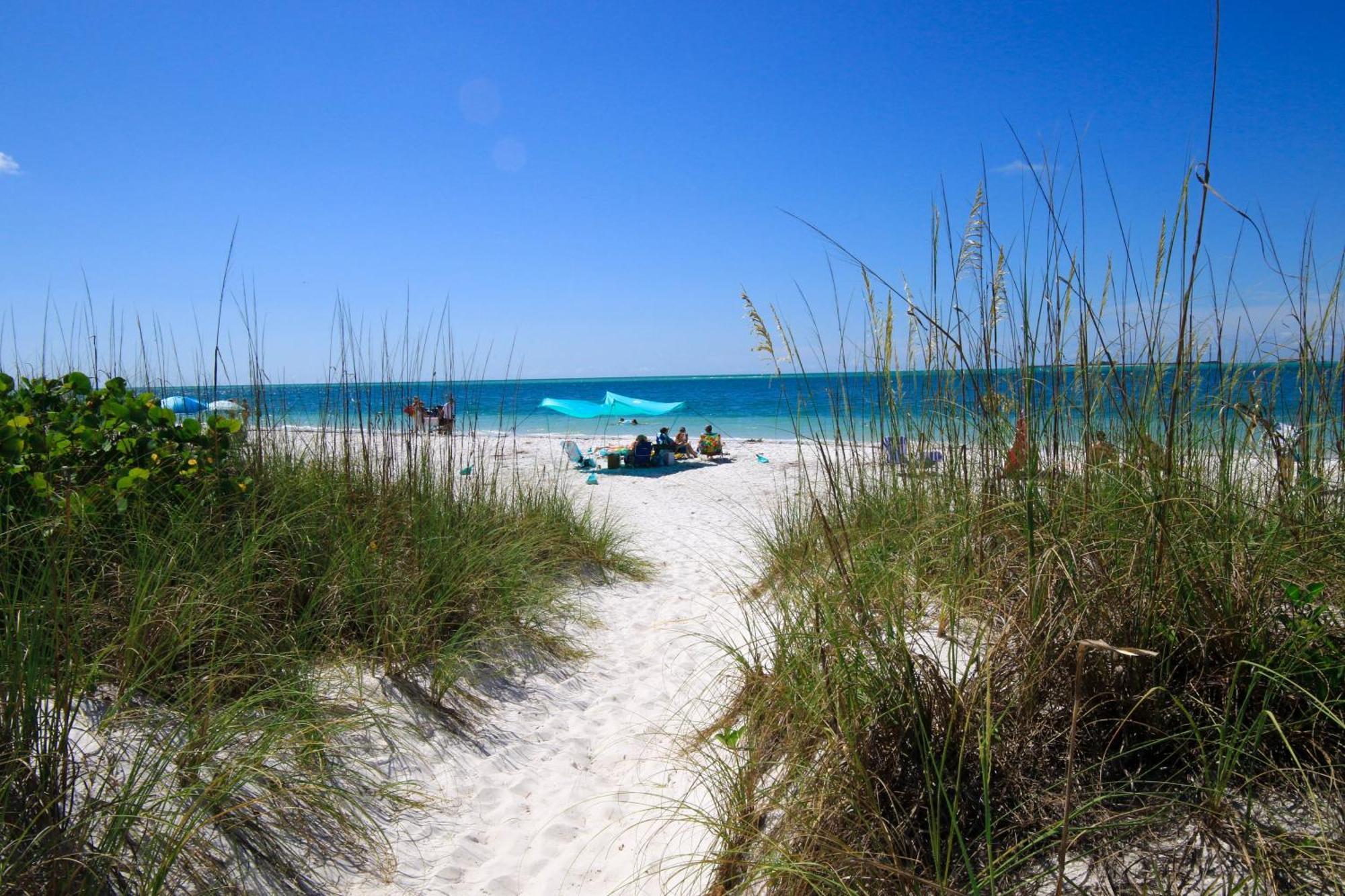 Anna Maria Island Runaway Tropical Dream-One Minute Walk To The Beach-Heated Pool ブレイデントン・ビーチ エクステリア 写真