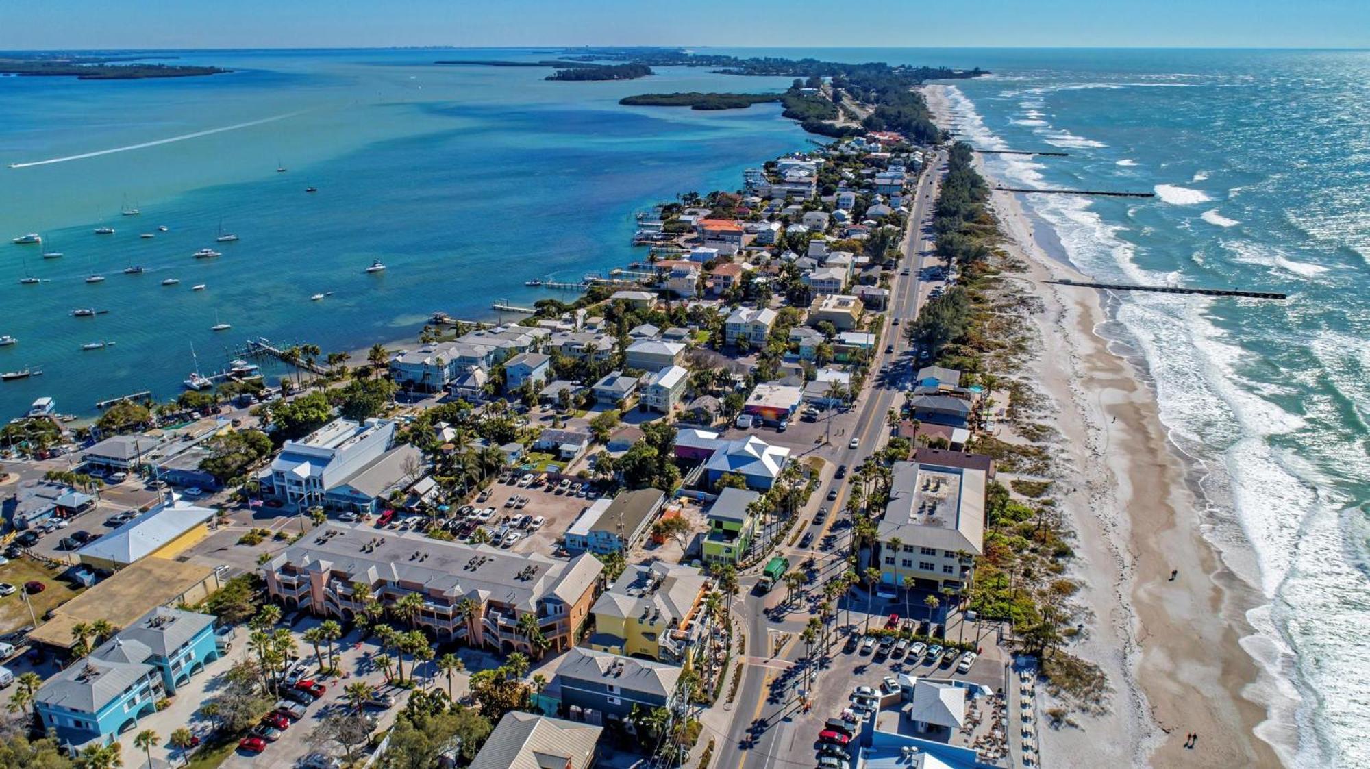 Anna Maria Island Runaway Tropical Dream-One Minute Walk To The Beach-Heated Pool ブレイデントン・ビーチ エクステリア 写真