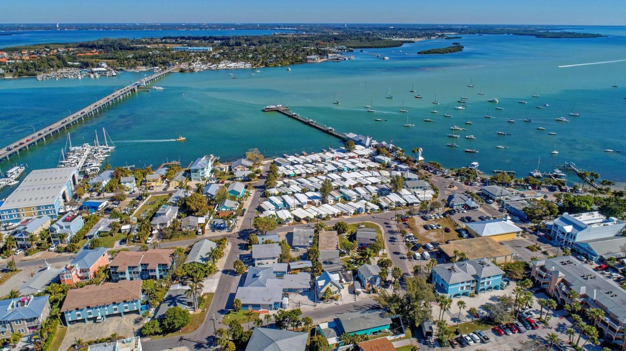 Anna Maria Island Runaway Tropical Dream-One Minute Walk To The Beach-Heated Pool ブレイデントン・ビーチ エクステリア 写真