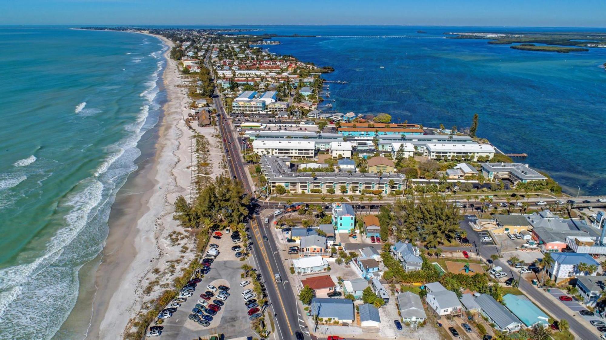 Anna Maria Island Runaway Tropical Dream-One Minute Walk To The Beach-Heated Pool ブレイデントン・ビーチ エクステリア 写真