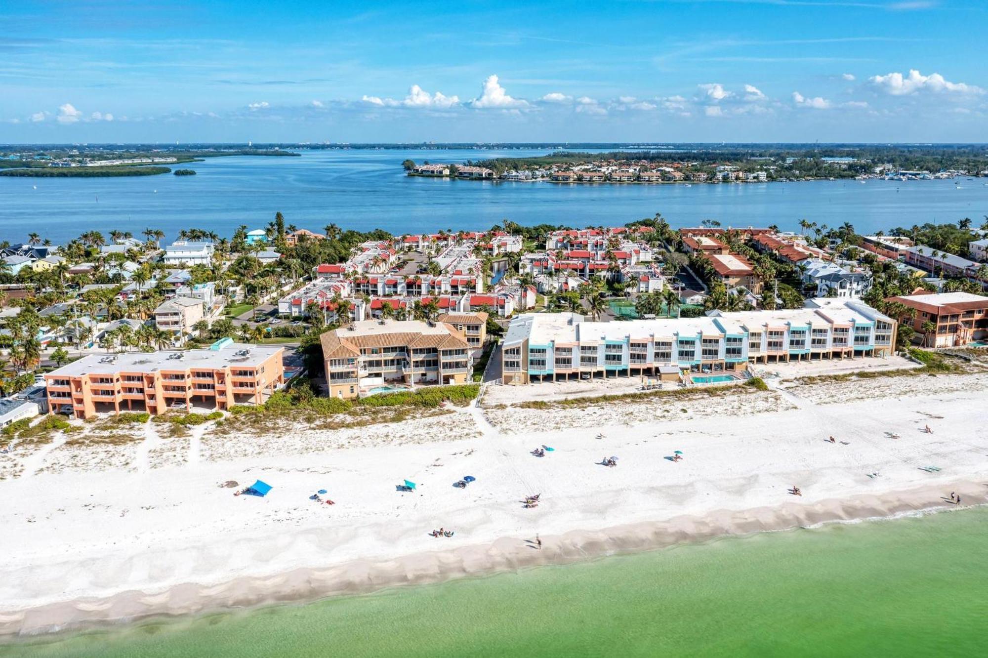 Anna Maria Island Runaway Tropical Dream-One Minute Walk To The Beach-Heated Pool ブレイデントン・ビーチ エクステリア 写真