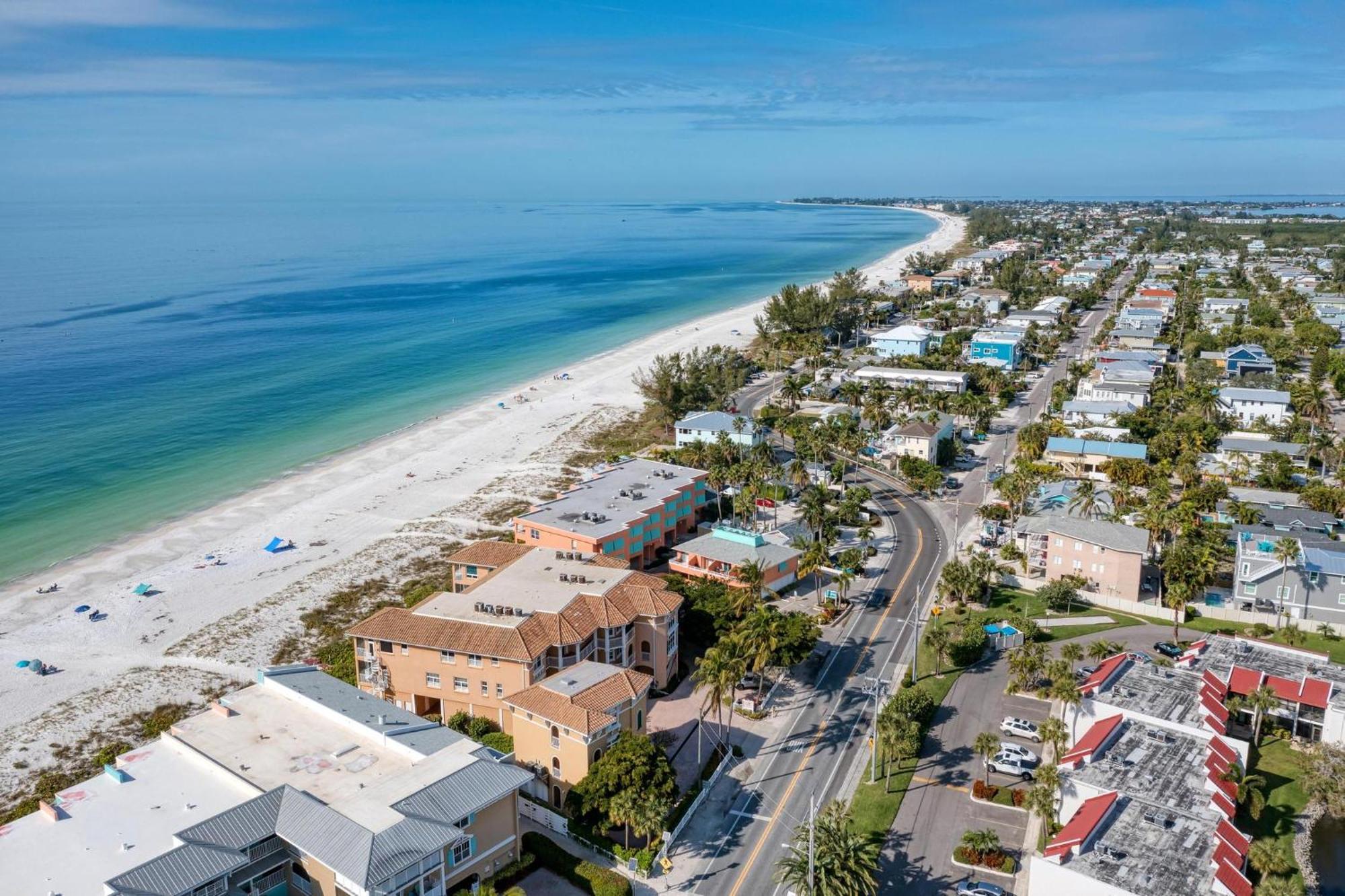Anna Maria Island Runaway Tropical Dream-One Minute Walk To The Beach-Heated Pool ブレイデントン・ビーチ エクステリア 写真