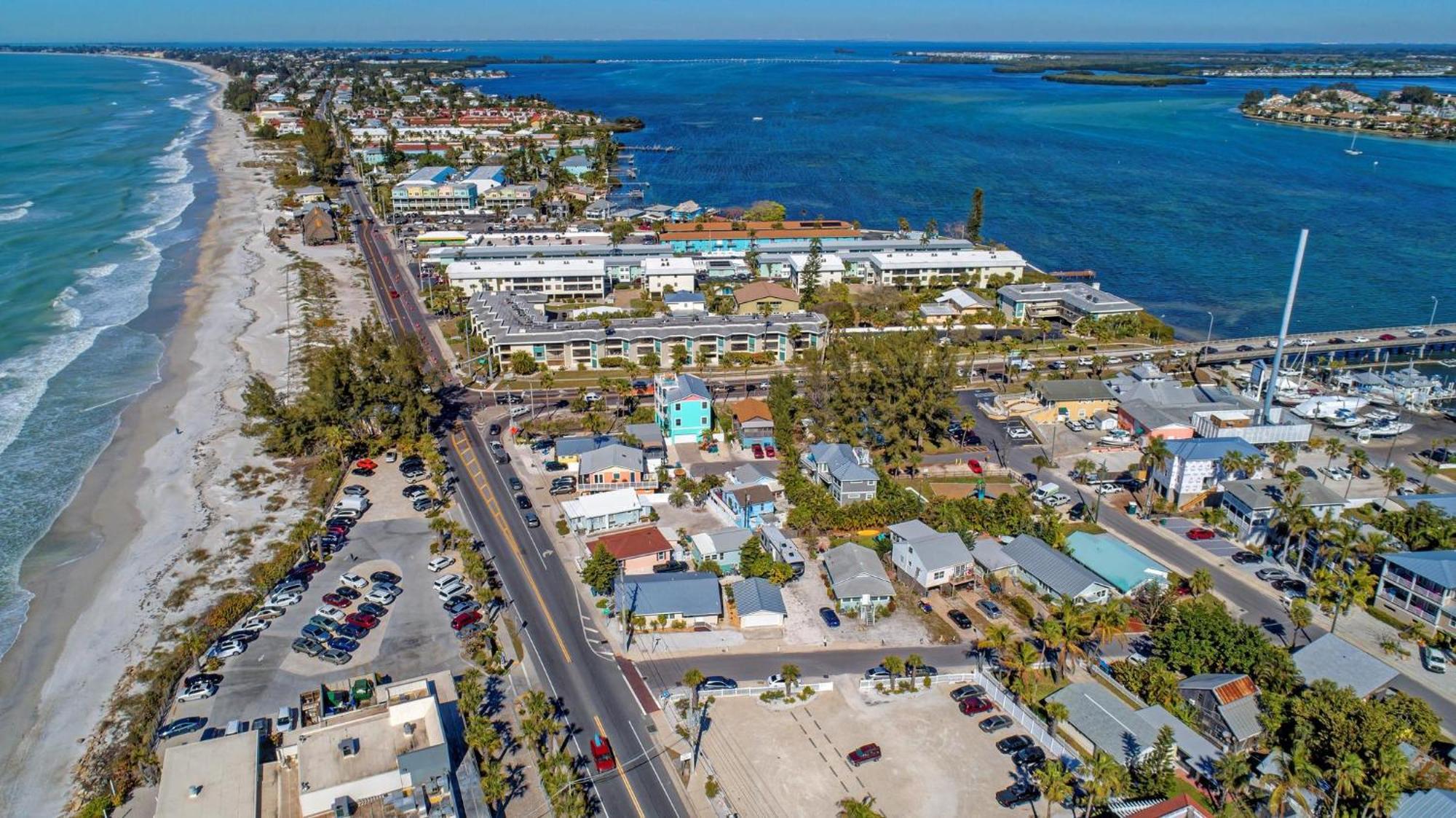 Anna Maria Island Runaway Tropical Dream-One Minute Walk To The Beach-Heated Pool ブレイデントン・ビーチ エクステリア 写真
