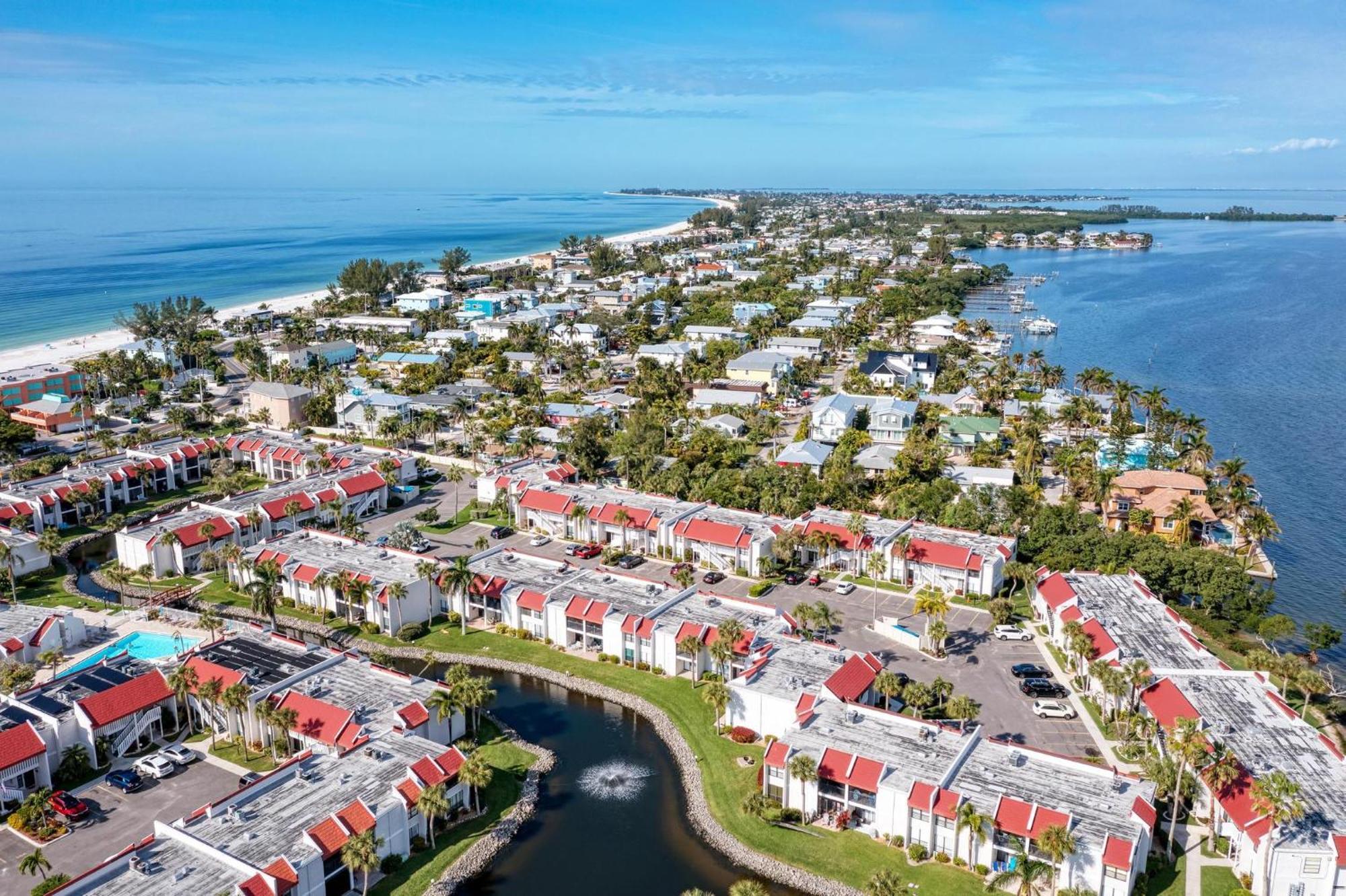 Anna Maria Island Runaway Tropical Dream-One Minute Walk To The Beach-Heated Pool ブレイデントン・ビーチ エクステリア 写真