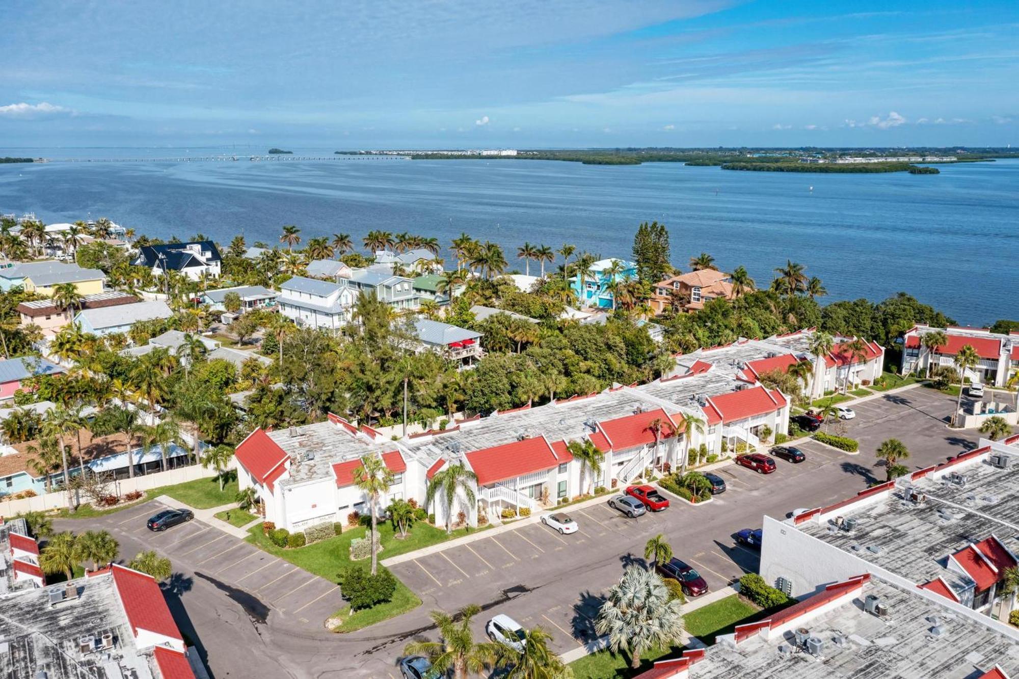 Anna Maria Island Runaway Tropical Dream-One Minute Walk To The Beach-Heated Pool ブレイデントン・ビーチ エクステリア 写真