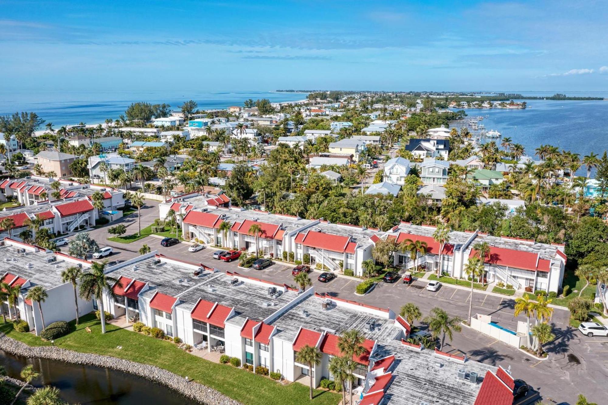Anna Maria Island Runaway Tropical Dream-One Minute Walk To The Beach-Heated Pool ブレイデントン・ビーチ エクステリア 写真